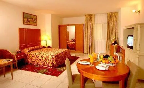 Hotel Golden Tulip Dalma Plaza Abu Dabi 4*,